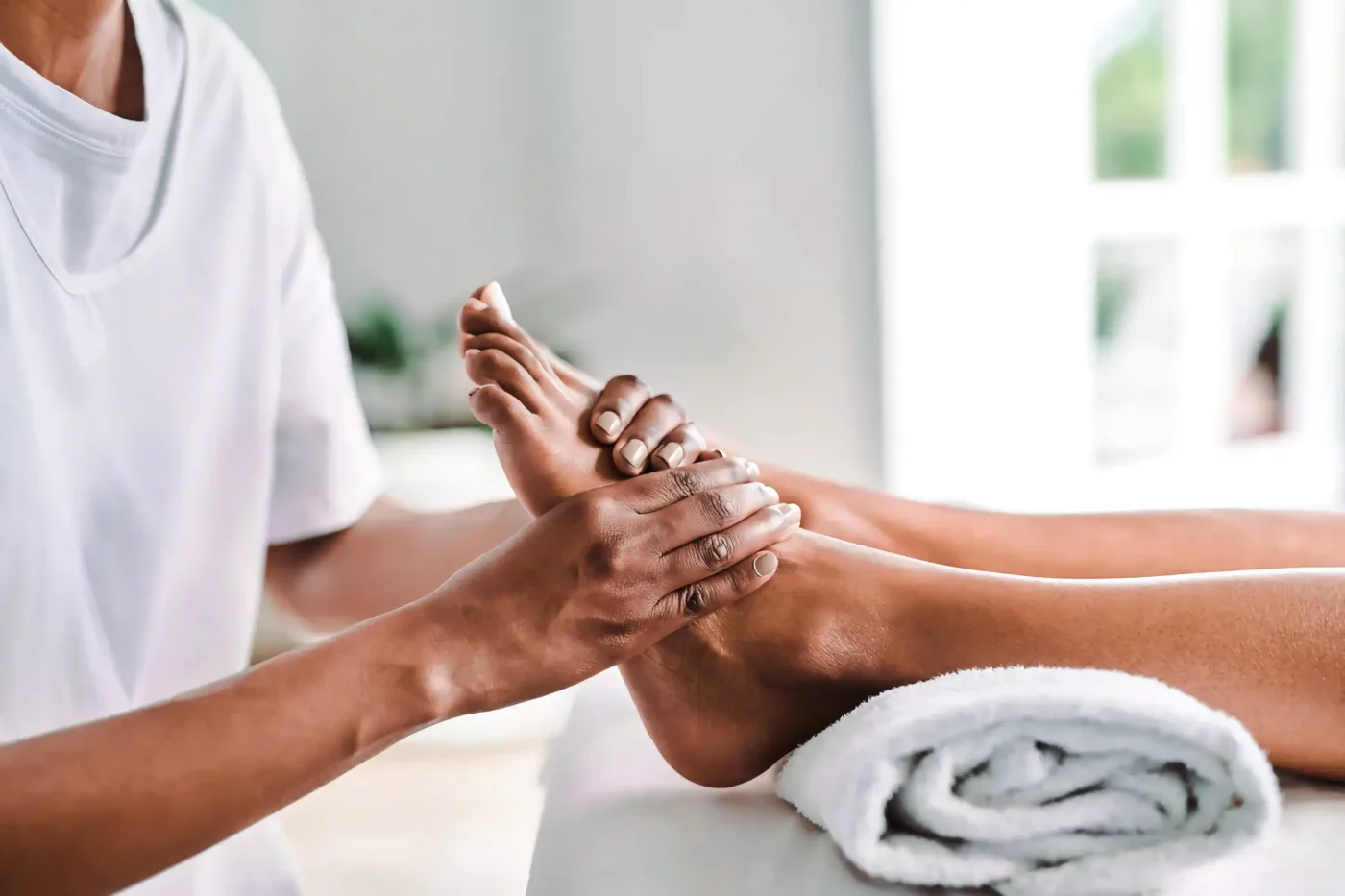une personne recevant un massage des pieds au spa
