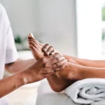 La réflexologie plantaire : soulager les maux du corps grâce à un massage des pieds